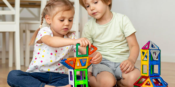 Niños jugando con juguetes magnéticos